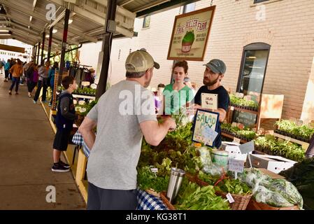 Les gens du shopping au vendeur des agriculteurs des stands lors de l'année, Ann Arbor Marché de producteurs à Kerrytown District du marché historique de Ann Arbor, Michigan, USA. Banque D'Images