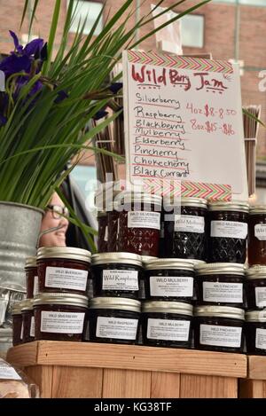 Chalet maison en conserve des aliments produits vendus à l'année, Ann Arbor Farmers' Market à Kerrytown Market District historique de Ann Arbor, Michigan, USA. Banque D'Images