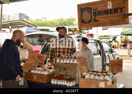 Les gens du shopping au vendeur des agriculteurs des stands lors de l'année, Ann Arbor Marché de producteurs à Kerrytown District du marché historique de Ann Arbor, Michigan, USA. Banque D'Images