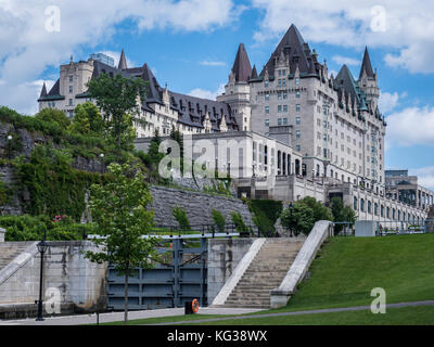 Les écluses d'Ottawa sur le Canal Rideau et l'Hôtel Fairmont Château Laurier, Ottawa, Ontario, Canada. Banque D'Images