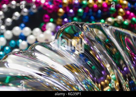 Le verre de cristal de plomb donne l'illusion de l'eau qui coule dans ce macro abstrait qui inclut des perles colorées effet bokeh Banque D'Images