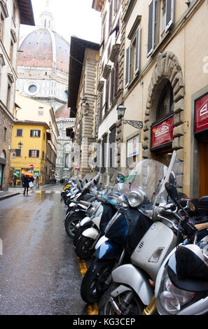 FLORENCE, ITALIE - 06 FÉVRIER 2017 : près de scooters Piazza del Duomo (cathédrale Santa Maria del Fiore) à Florence, Italie Banque D'Images