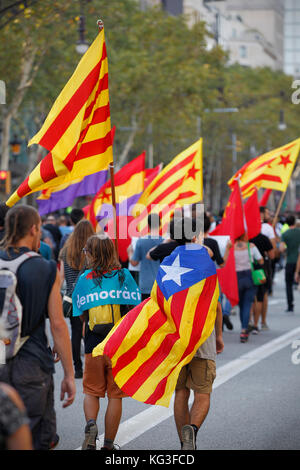 3 octobre 2017 - catalans portant des drapeaux et bannières mars à Barcelone centre au cours d'une grève générale pour protester en faveur de l'indépendance Banque D'Images