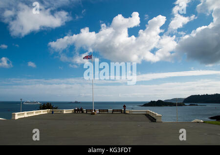 Une vue sur la mer de Plymouth Hoe, un jour ensoleillé avec quelques nuages blancs. Une île et une croisière ferry est dans la distance. Union jack sur un poteau. Banque D'Images