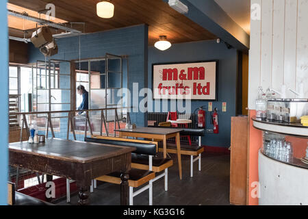 Le restaurant Harry's café est situé dans la zone redéveloppée du marché aux fruits de Hull, en Angleterre, au Royaume-Uni Banque D'Images