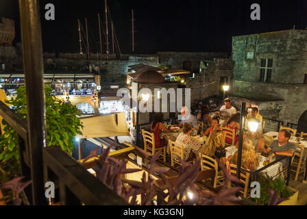 Rhodes, Grèce - le 29 août 2015 : dîner dans un restaurant de la vieille ville de Rhodes, la nuit photo Banque D'Images