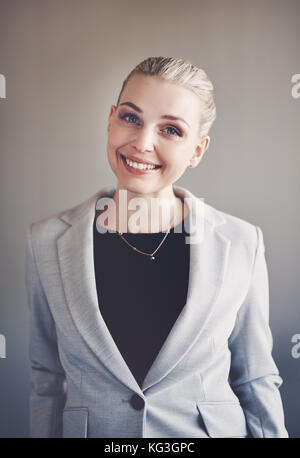 Portrait d'un certain jeune couple un blazer smiling while Standing alone in an office Banque D'Images