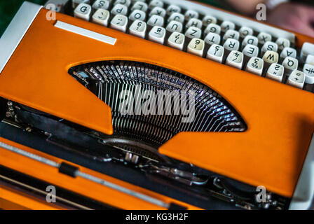 Machine à écrire rétro orange mise en page, qui est maintenant plus utilisé Banque D'Images