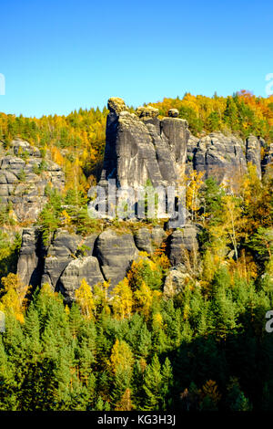 Paysage aux arbres colorés, des formations rocheuses et le sommet en automne rhonspitze Banque D'Images