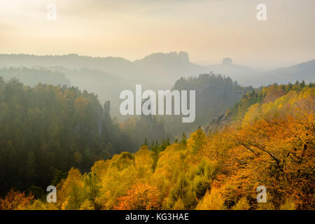 Paysage aux arbres colorés, vallées Brumeux, formations rocheuses et le sommet en automne rhonspitze Banque D'Images