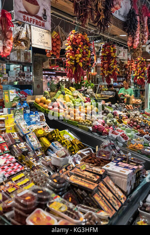 Produire des vendeur dans le marché de la boqueria, Barcelone, Espagne. Banque D'Images