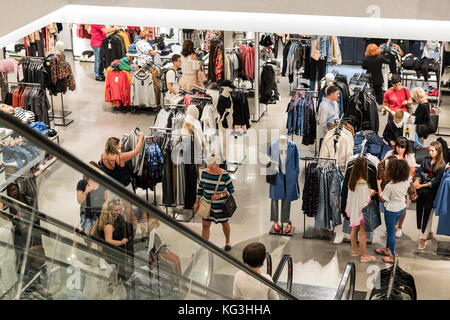 La mode féminine dans l'état occupé department store. Banque D'Images