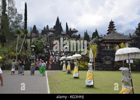 L'entrée de besakih mother temple hindou et son grand escalier à Bali, Indonésie Banque D'Images