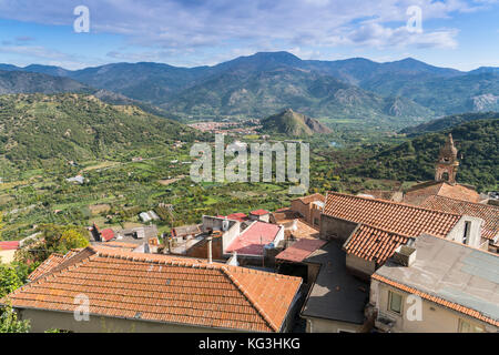 Vue sur les toits de Castiglione di Sicilia, la Sicile, l'Italie et la vallée au-delà vers le village de francavila et montagnes Banque D'Images