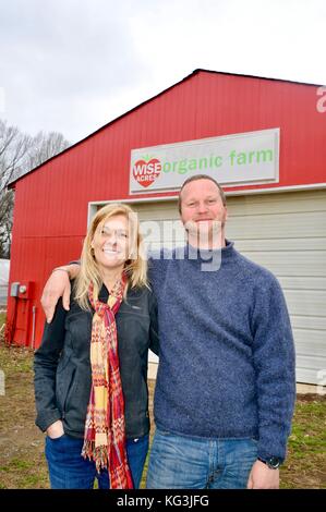 Agricultrice sur tracteur avec poulet à Wise acres Organic Farm, une exploitation agricole de fraises U-pick à Indian Trail, Caroline du Nord, États-Unis Banque D'Images