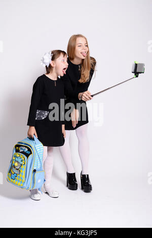 Belle jeune fille de l'école annonce l'uniforme scolaire.portrait studio isolé Banque D'Images