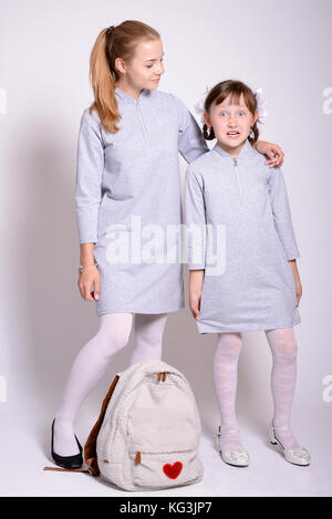 Belle jeune fille de l'école annonce l'uniforme scolaire.portrait studio isolé Banque D'Images