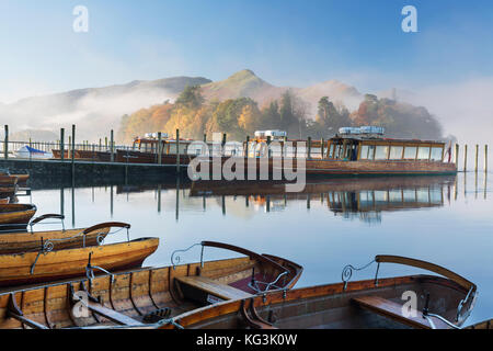 Tôt le matin jusqu'à la fin de l'automne Keswick Keswick Cumbria lancement bateau Banque D'Images