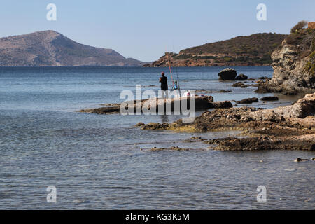 Attica Grèce Sounion Plage Man pêche en mer Banque D'Images