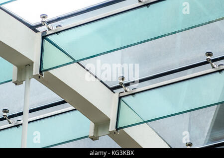 La fixation du toit en verre de la vitre de toit en verre structurel. Poutres apparentes dans l'intérieur d'un bâtiment moderne Banque D'Images