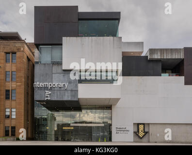 Sydney, Australie - 22 mars 2017 : façade de l'aile moderne du musée d'art contemporain à Circular Quay sous forte de cubes empilés. cloudscape conc Banque D'Images