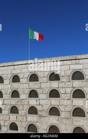 Vicenza, vi, italie - 8 décembre 2015 : mémorial de la guerre première guerre mondiale appelée ossario del Monte Grappa. Beaucoup de tombes de soldats morts italiens Banque D'Images