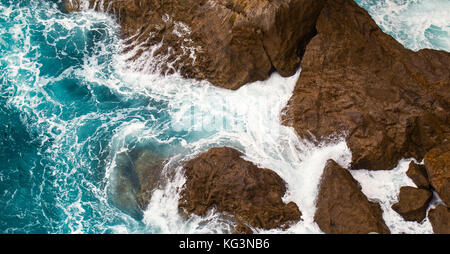 Surfez à mousseuse rocks. La vue de dessus, les vagues de la mer à big mousse pierres côtières Banque D'Images