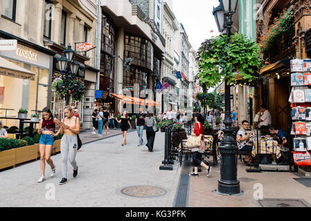 La rue commerciale à Budapest Banque D'Images