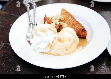 La crème glacée et du miel dans une assiette blanche toast Banque D'Images
