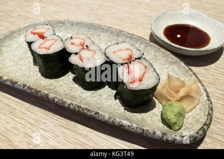 Ebiko maki rouleaux de sushi Japanese food style dans une plaque en céramique. Banque D'Images