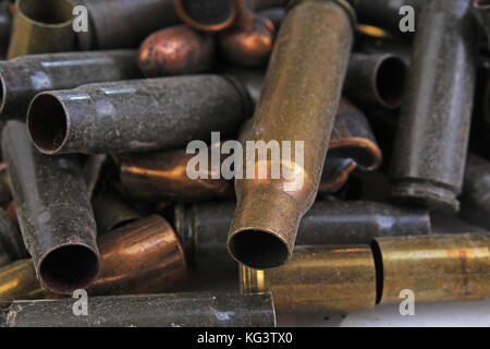 Tas de balles de mitrailleuses. Cartouche d'arme de manchon de cas, texture de fond, 7,65 et 9 mm. Cartouche d'arme.Gun bullet pattern close up. Banque D'Images