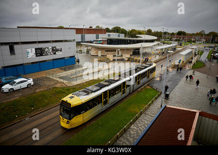 Extérieur de Wythenshawe Forum et le nouveau bus et tram au centre-ville d'interchange Banque D'Images