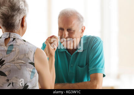 Senior couple Arm wrestling at table Banque D'Images
