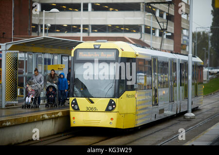 Extérieur de Wythenshawe Forum et le nouveau bus et tram à l'arrêt centre ville Gare Banque D'Images