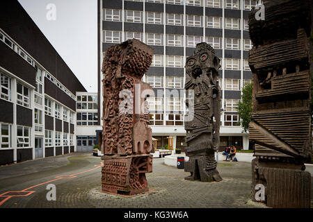 Trois SCULPTURES TOTEM AVANT-COUR ALLERTON BUILDING SALFORD UNIVERSITY CAMPUS par William Mitchell - Minute sculptures Hommes Banque D'Images