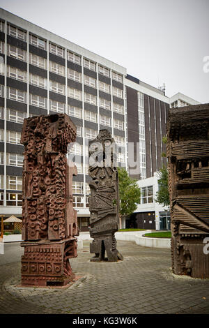 Trois SCULPTURES TOTEM AVANT-COUR ALLERTON BUILDING SALFORD UNIVERSITY CAMPUS par William Mitchell - Minute sculptures Hommes Banque D'Images