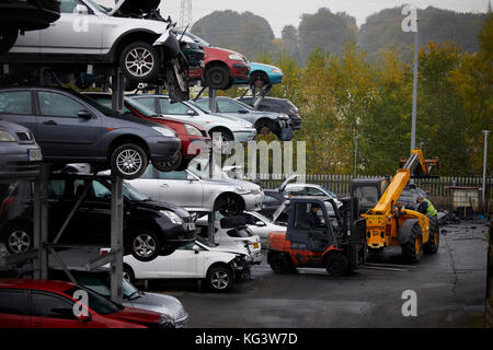 Motorhog ferraille voiture à Huddersfield, rebuté les voitures sur les lignes de rayonnage. Banque D'Images