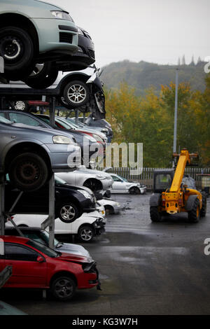 Motorhog ferraille voiture à Huddersfield, rebuté les voitures sur les lignes de rayonnage. Banque D'Images