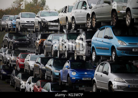 Motorhog ferraille voiture à Huddersfield, rebuté les voitures sur les lignes de rayonnage. Banque D'Images