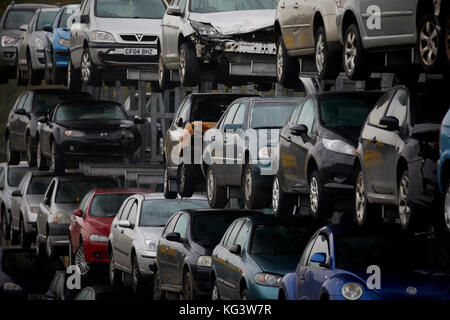 Motorhog ferraille voiture à Huddersfield, rebuté les voitures sur les lignes de rayonnage. Banque D'Images