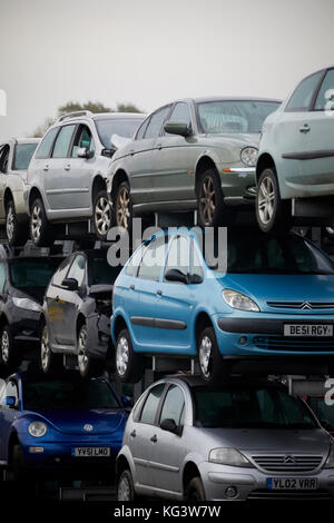 Motorhog ferraille voiture à Huddersfield, rebuté les voitures sur les lignes de rayonnage. Banque D'Images