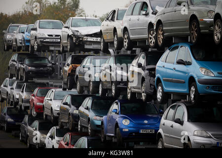 Motorhog ferraille voiture à Huddersfield, rebuté les voitures sur les lignes de rayonnage. Banque D'Images