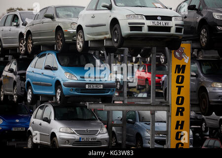 Motorhog ferraille voiture à Huddersfield, rebuté les voitures sur les lignes de rayonnage. Banque D'Images