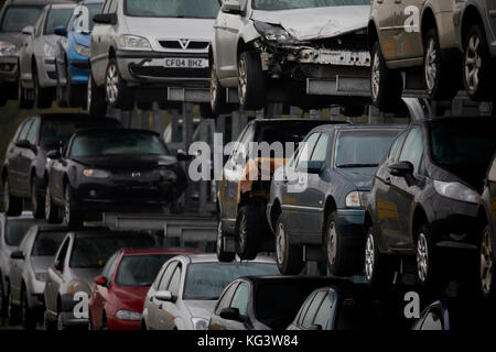 Motorhog ferraille voiture à Huddersfield, rebuté les voitures sur les lignes de rayonnage. Banque D'Images