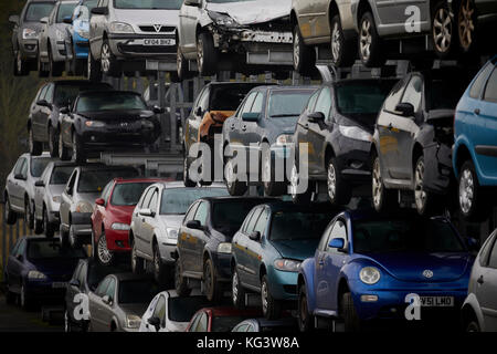 Motorhog ferraille voiture à Huddersfield, rebuté les voitures sur les lignes de rayonnage. Banque D'Images