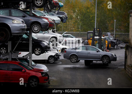 Motorhog ferraille voiture à Huddersfield, rebuté les voitures sur les lignes de rayonnage. Banque D'Images