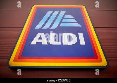 Nouveau design Aldi Süd.jpg logo signe sur l'extérieur de la remise globale des chaînes de supermarchés allemandes Banque D'Images