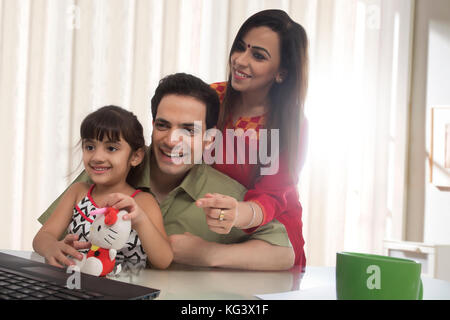 Family looking at laptop Banque D'Images