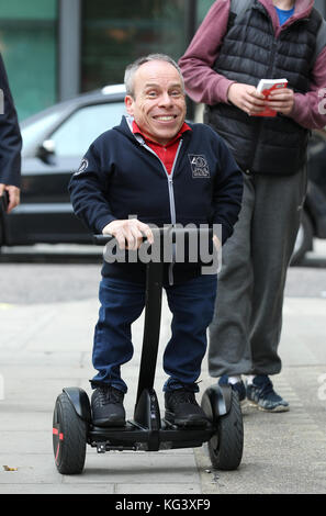 LONDON - OCT 30, 2017 : l'acteur Warwick Davis vu à la BBC à Londres Banque D'Images