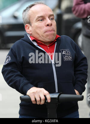 LONDON - OCT 30, 2017 : l'acteur Warwick Davis vu à la BBC à Londres Banque D'Images